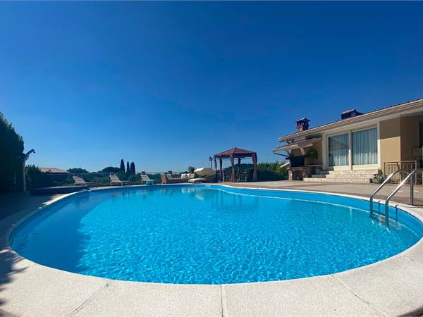 Villa singola con ampio giardino privato 