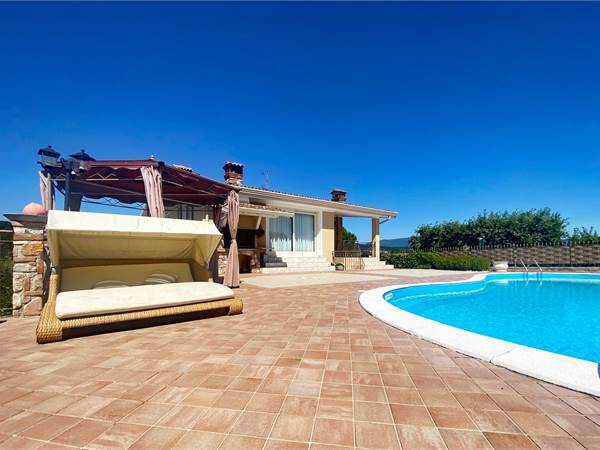 Villa singola con ampio giardino privato 