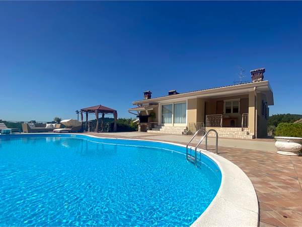 Villa singola con ampio giardino privato 