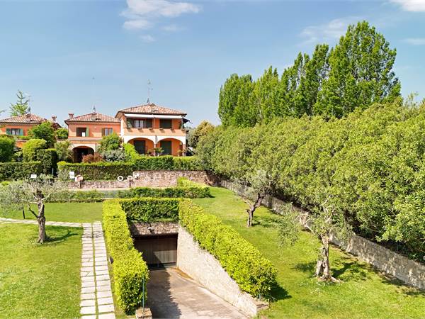 Ampia villetta a schiera in piccolo residence