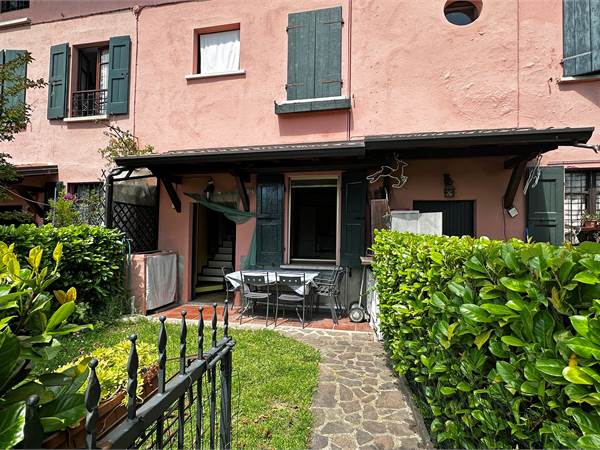 Porzione di casa cielo terra con giardinetto