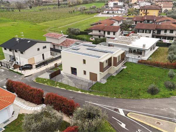 Nuova bifamiliare in bella zona residenziale