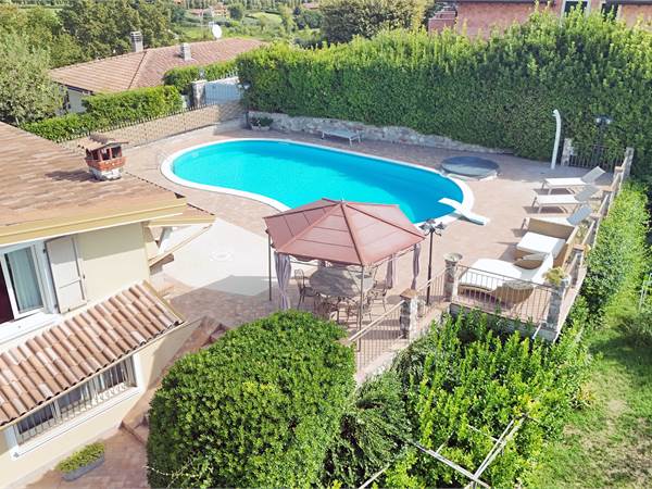 Villa singola con ampio giardino privato 