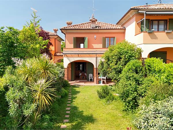 Ampia villetta a schiera con giardino privato