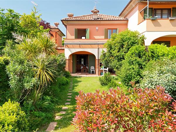 Ampia villetta a schiera con giardino privato