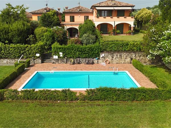 Ampia villetta a schiera con giardino privato