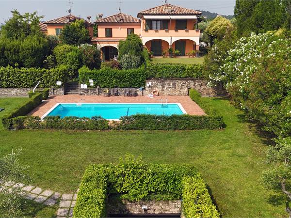 Ampia villetta a schiera con giardino privato