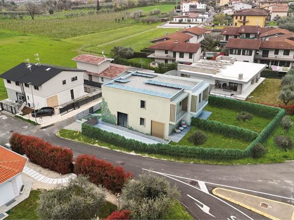 Nuova villa bifamiliare in bella zona residenziale