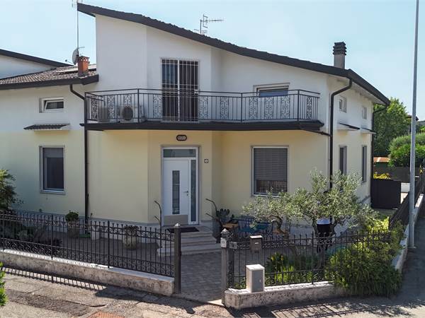 Splendida bifamiliare con mansarda indipendente