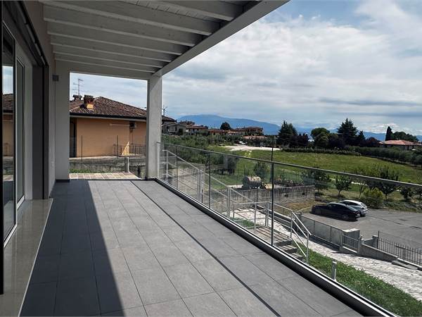 Nuovo Bilocale con Grande Terrazza e Finiture di Pregio