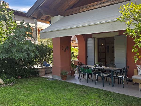 Ampia villetta di testa con giardino privato