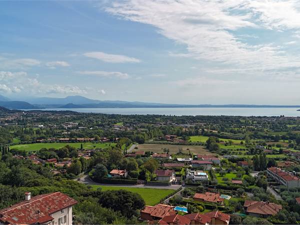 Porzione di rustico con vista lago