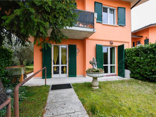 Ampio appartamento con grande giardino privato