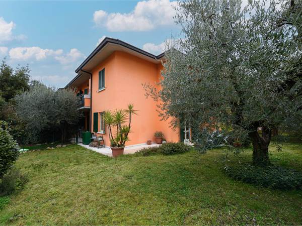 Ampio appartamento con grande giardino privato