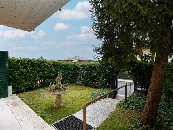 Ampio appartamento con grande giardino privato