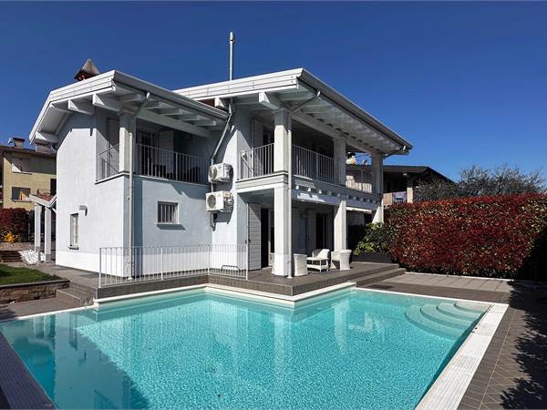 Vista lago - Villa singola completa di arredi e piscina privata 