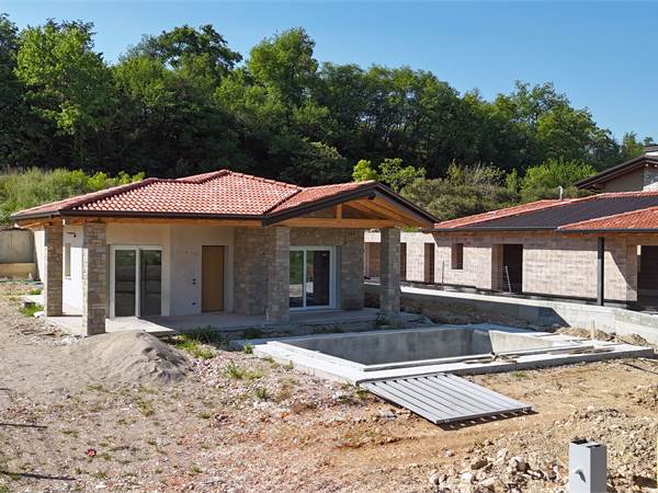 NUOVA VILLA SINGOLA IN CLASSE A4 CON PISCINA 