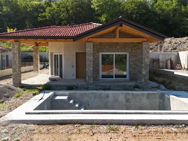 NUOVA VILLA SINGOLA IN CLASSE A4 CON PISCINA 