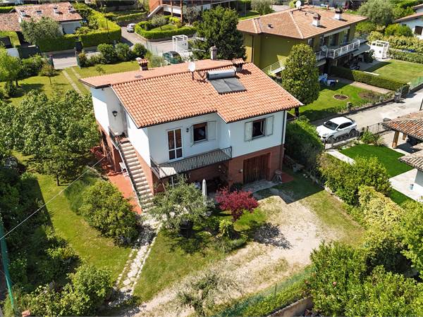 Villa singola con Vista Lago vicina alla spiaggia