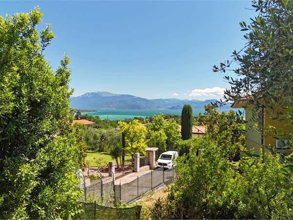 Villa singola disposta su piano unico con vista lago