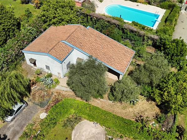 Villa singola disposta su piano unico con vista lago