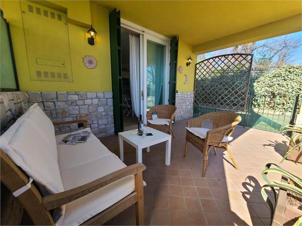 Grazioso trilocale al piano terra con portico, piscina e box auto